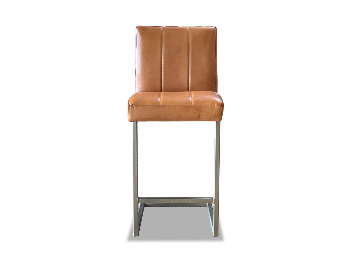 Vorderansicht Barhocker Leder in der Lederfarbe Cognac mit. silbernem Untergestell mit Fußablage 