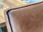 Detailansicht der Kedernaht Barstuhl Leder 