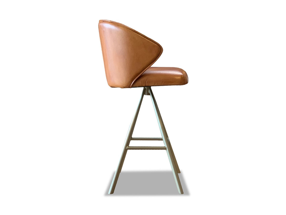 Seitenansicht Design Barhocker Leder in Cognac 