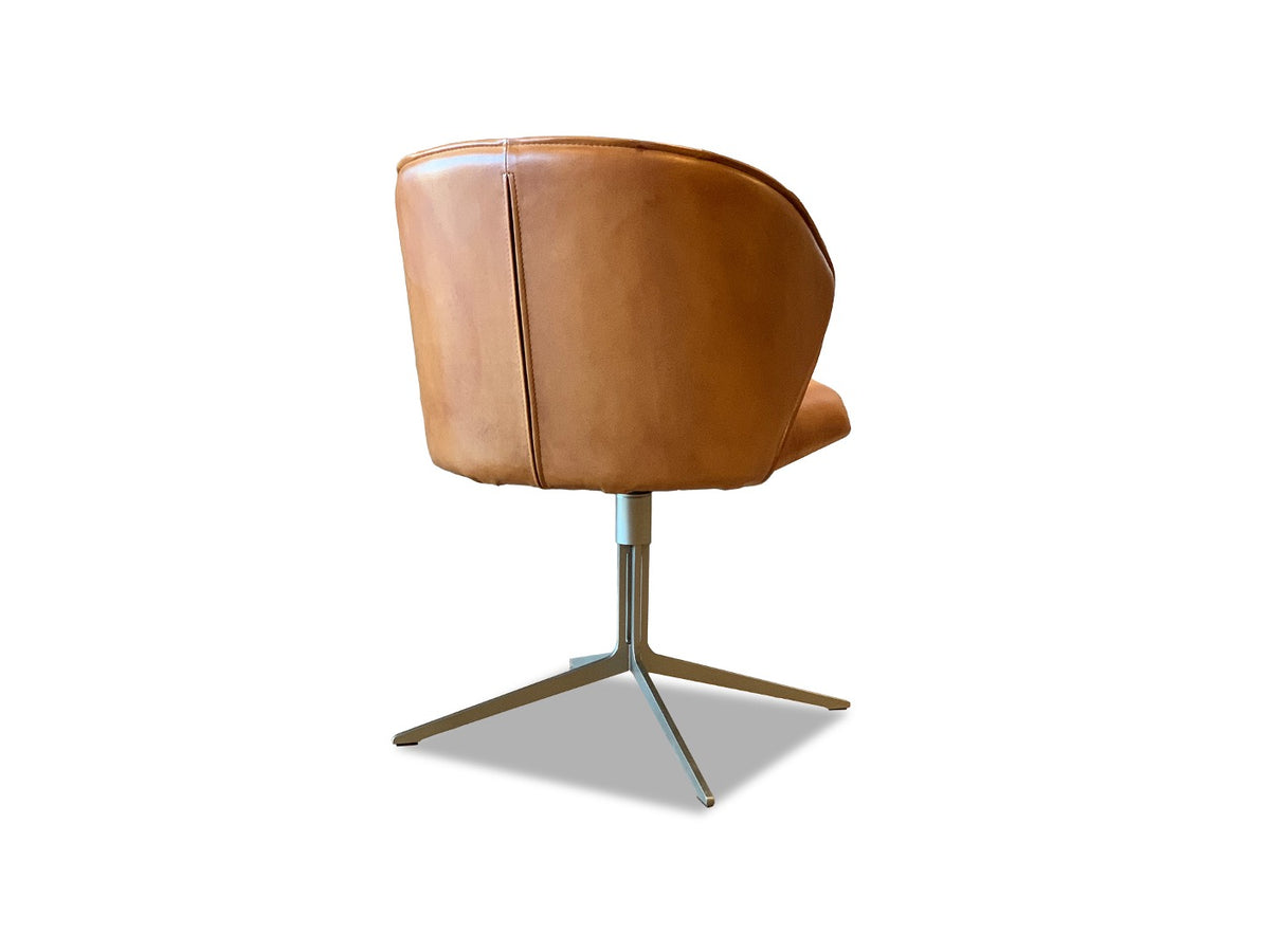 Design Esszimmerstuhl Leder Drehfunktions Ansicht von der Rückseite Lederfarbe Cognac 