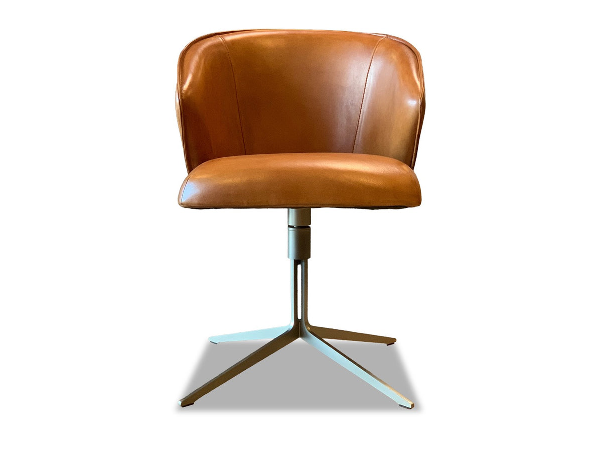 Vorderansicht Design Esszimmerstuhl Leder mit Drehfunktion in der Lederfarbe Büffelleder Cognac und Design Drehgestell