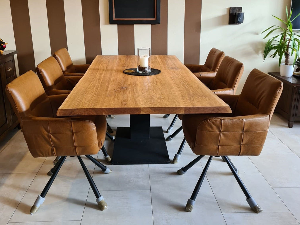 Kundenfoto der Drehstühle aus Leder zusammen mit einem Massivholztisch und den Drehstühlen aus Leder in Cognac 