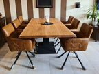 Kundenfoto der Drehstühle aus Leder zusammen mit einem Massivholztisch und den Drehstühlen aus Leder in Cognac 