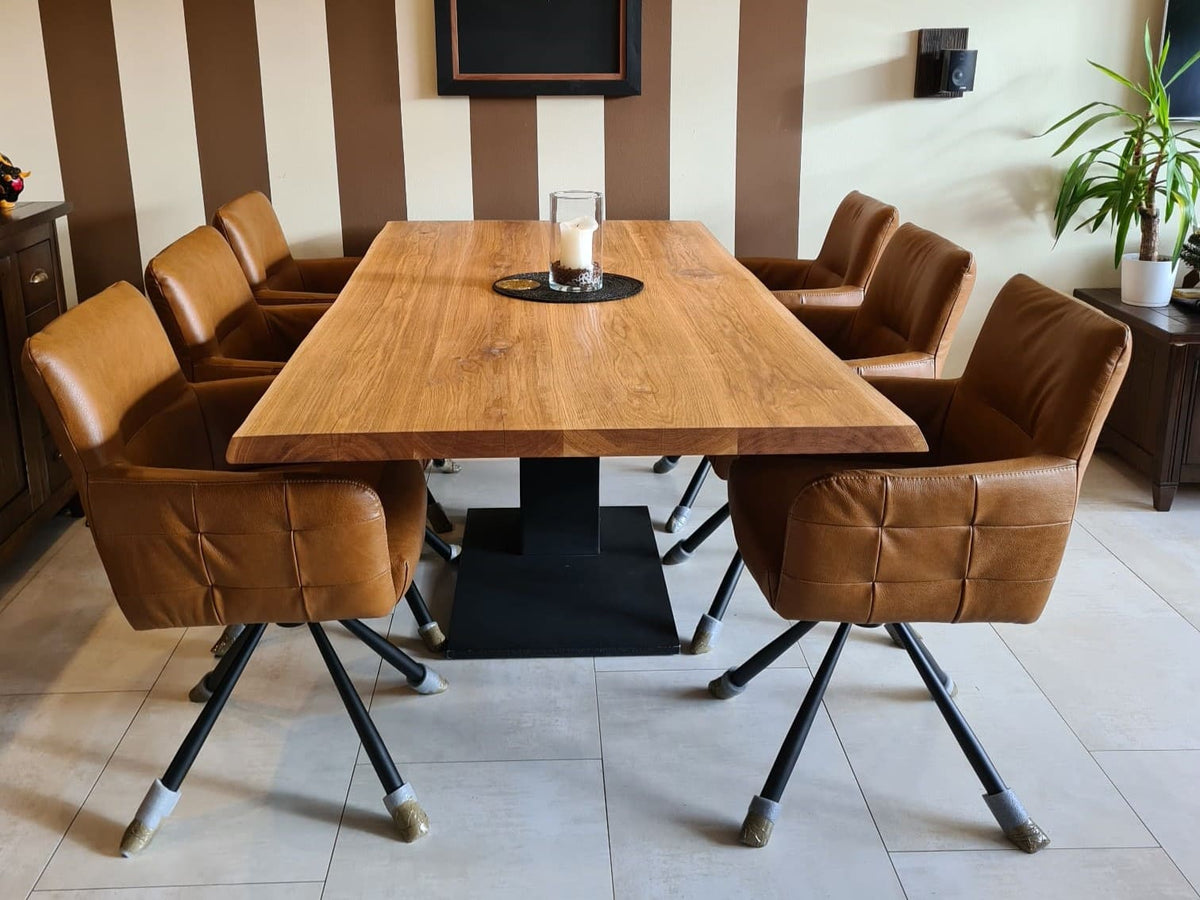 Kundenfoto der Drehstühle aus Leder zusammen mit einem Massivholztisch und den Drehstühlen aus Leder in Cognac 