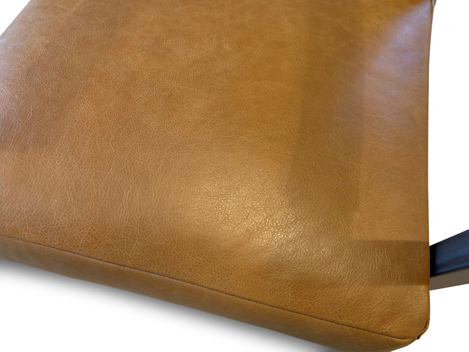 Detail der Sitzflläche aus hochwertigem Leder Farbton Cognac 