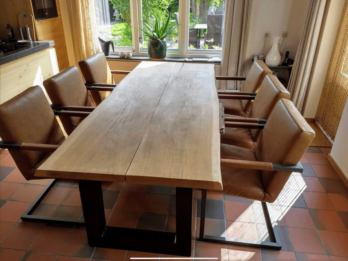 Kundenfoto mit Freischwinger Stühlen Leder Farbton Cognac am Massivholztisch