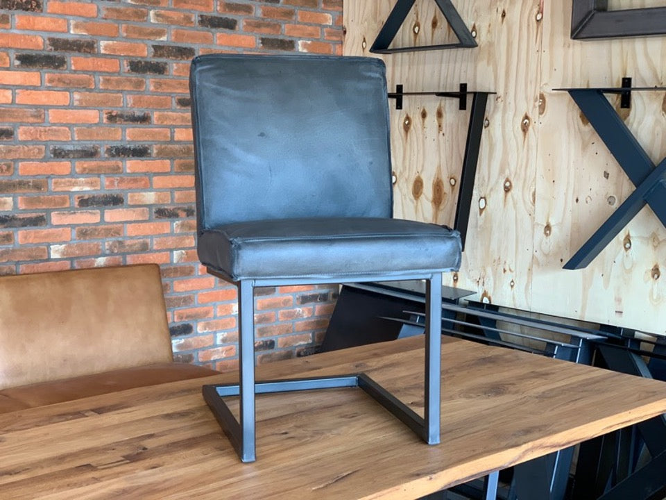 Freischwinger Stuhl Leder ohne Armlehne 
