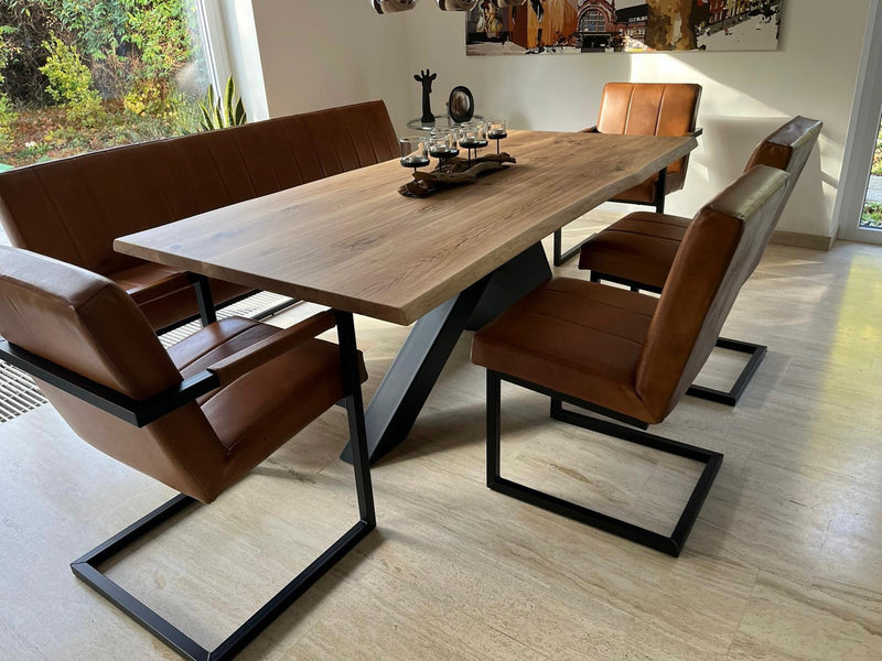 Kundenfoto Büffelleder Freischwinger Stuhl in Cognac Leder und den passenden Freischwinger Stühle ohne Armlehne und der passenden Sitzbank