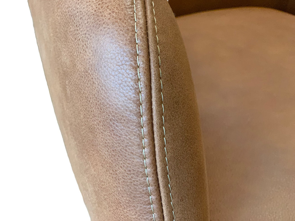 Nahaufnahme Ledernaht Leder Esszimmer  Drehstuhl Lederfarbe Botswana Cognac 