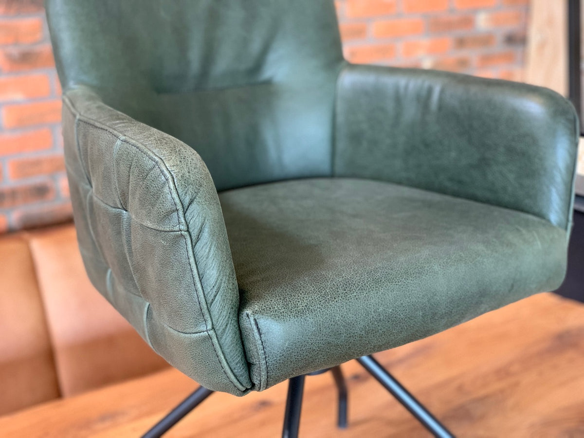 Detail Ansicht der Armlehne und Sitzpolster Lederstuhl drehbar Lederfarbe Grün  