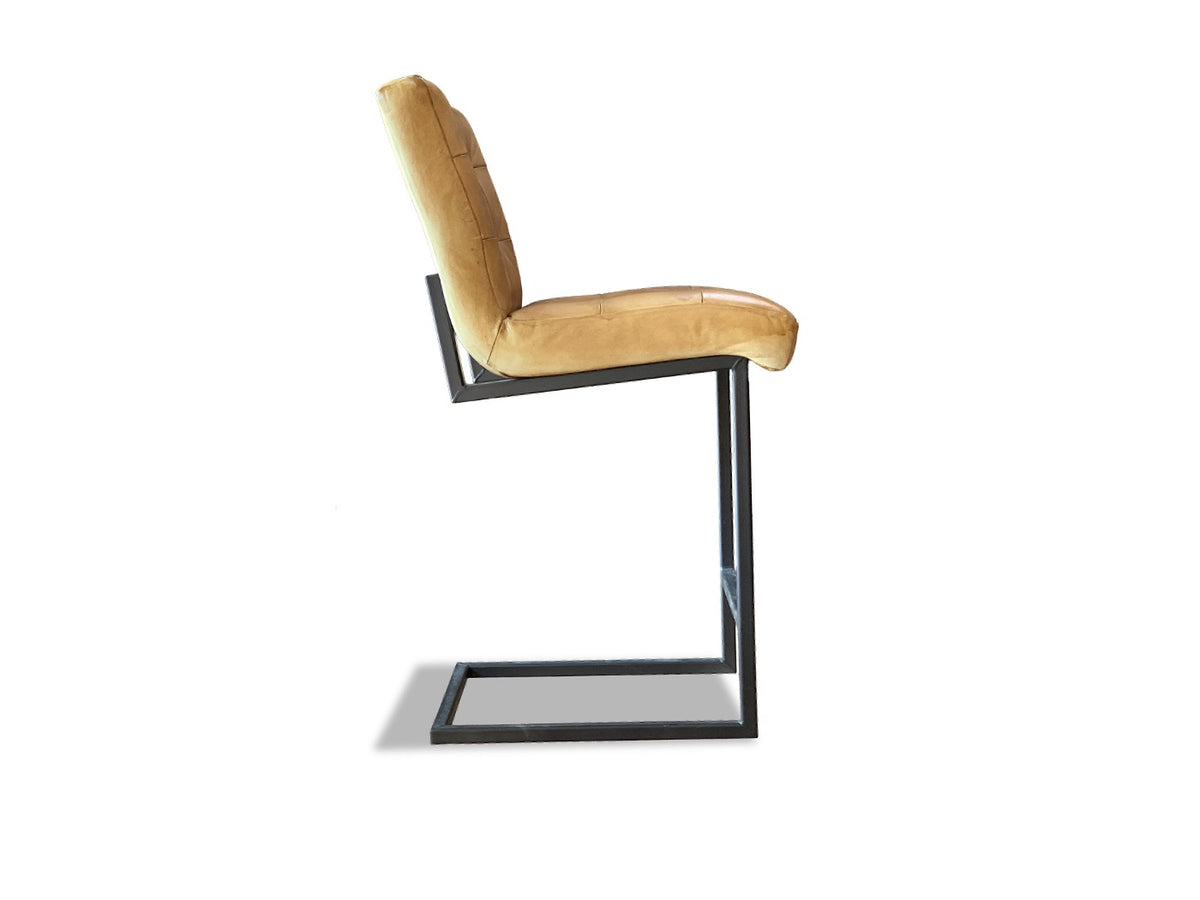 Seitenansicht Thekenstuhl Leder als Freischwinger Stuhl im Industrial Design
